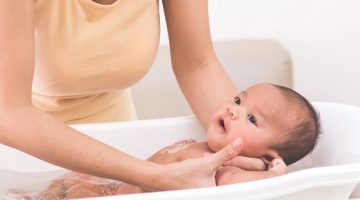 kąpiel niemowlęcia