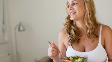 kobieta w 11 tygodniu ciąży w trakcie jedzenia sałatki z warzyw