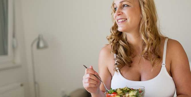 kobieta w 11 tygodniu ciąży w trakcie jedzenia sałatki z warzyw