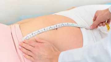 kobieta w 9 tygodniu ciąży - pomiar brzucha