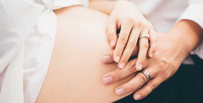 brzuch kobiety w 13 tygodniu ciąży
