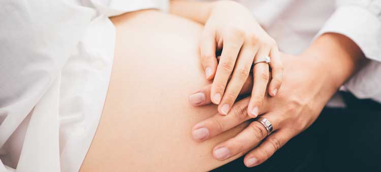 brzuch kobiety w 13 tygodniu ciąży