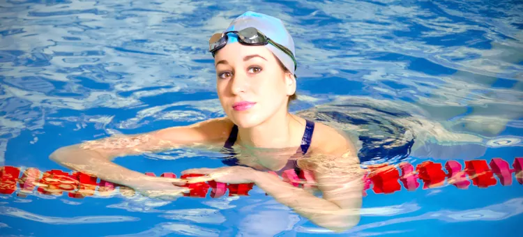 Pływaczka w basenie, oparta o linę