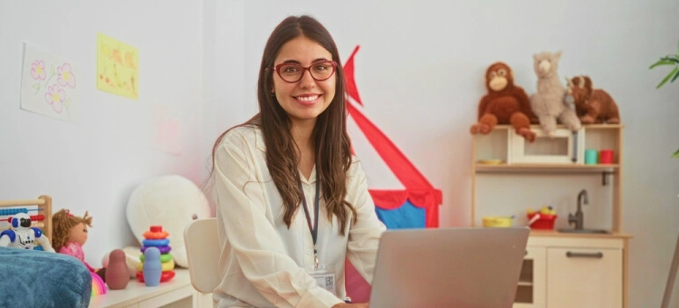 Pedagog specjalny w sali przedszkola integracyjnego wspierający rozwój dzieci