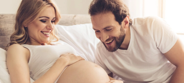 Głos mamy i taty, melodia i rytm muzyki – co słyszy dziecko w łonie matki? Przyszli rodzice mówiący do dziecka w brzuchu – reakcja płodu na głos mamy i taty