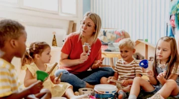 Dzieci biorące udział w zajęciach muzycznych w przedszkolu integracyjnym