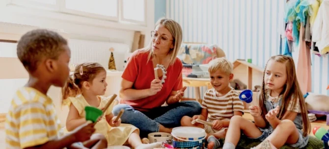 Dzieci biorące udział w zajęciach muzycznych w przedszkolu integracyjnym