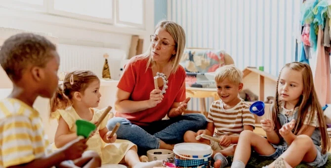 Dzieci biorące udział w zajęciach muzycznych w przedszkolu integracyjnym