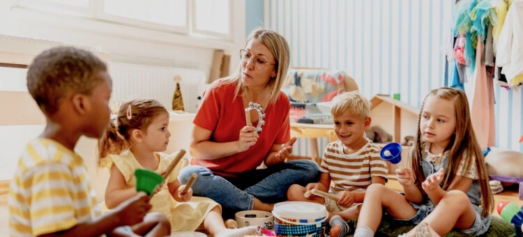 Dzieci biorące udział w zajęciach muzycznych w przedszkolu integracyjnym