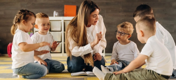 Nauczycielka prowadząca zajęcia z dziećmi w przedszkolu integracyjnym