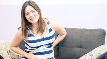 kobieta w ciąży z bólem brzucha