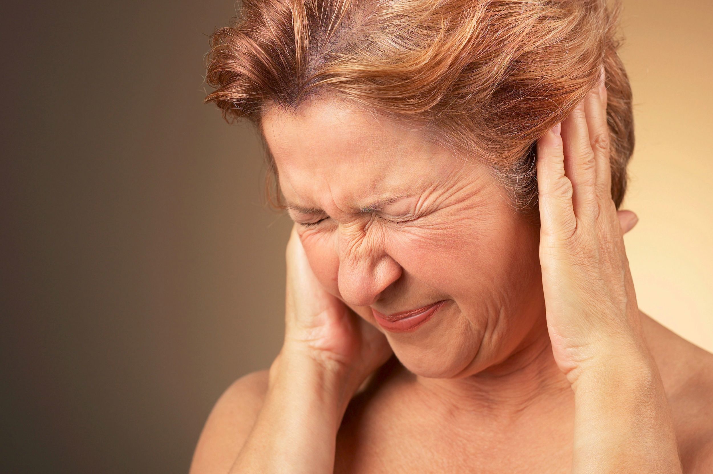 Симптомы закладывает уши. Женщина шум в ушах. Шум в ушах у старика. Головная боль шум в ушах.