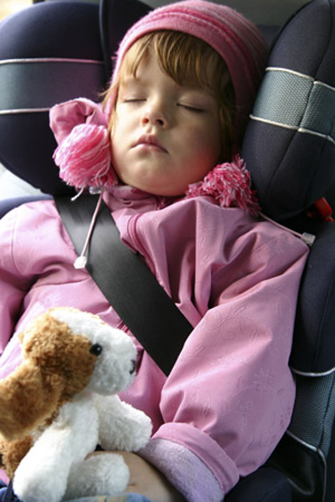 Спящие дети в машине. Ребенок спит в машине. Kids asleep in car. Бенджи спит машина.