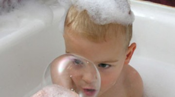 niemowlę podczas kąpieli