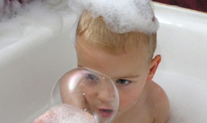 niemowlę podczas kąpieli