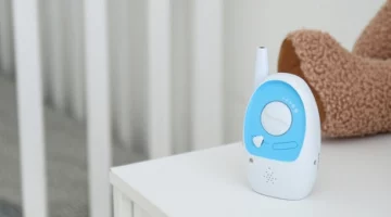 Elektroniczny czujnik oddechu dla niemowląt monitorujący oddech dziecka podczas snu