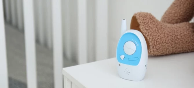 Elektroniczny czujnik oddechu dla niemowląt monitorujący oddech dziecka podczas snu