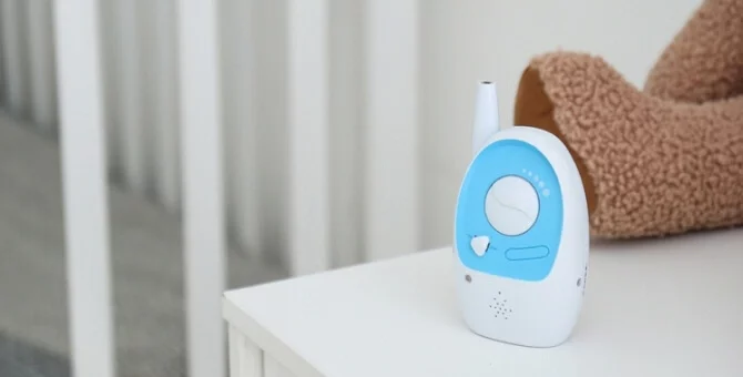 Elektroniczny czujnik oddechu dla niemowląt monitorujący oddech dziecka podczas snu