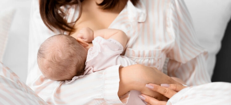 Mama karmiąca malucha piersią