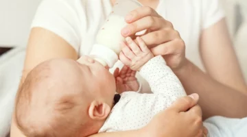 Mama karmiąca niemowlę mlekiem następnym