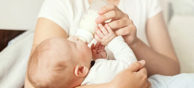 Mama karmiąca niemowlę mlekiem następnym