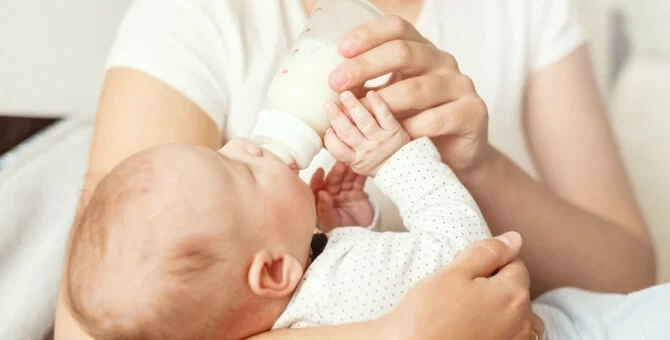 Mama karmiąca niemowlę mlekiem następnym