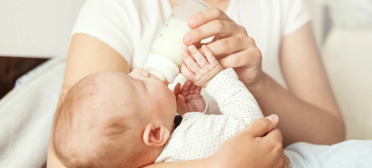 Mama karmiąca niemowlę mlekiem następnym