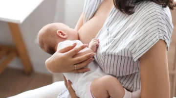 Mama karmiąca dziecko piersią