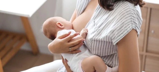 Mama karmiąca dziecko piersią