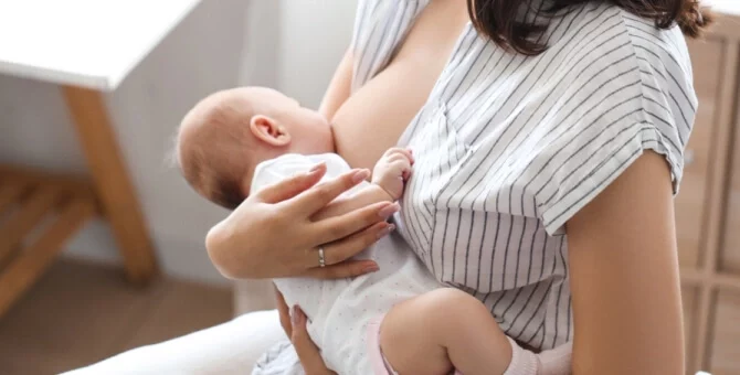 Mama karmiąca dziecko piersią