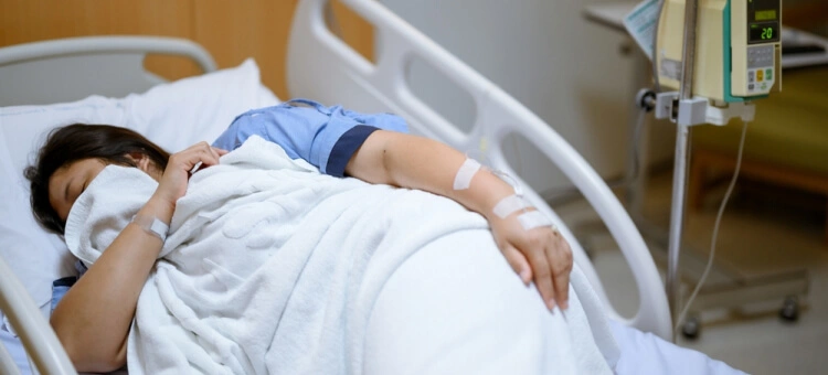 Atonia macicy i inne przyczyny krwotoku poporodowego Krwotok poporodowy – kobieta w ciąży na oddziale szpitalnym