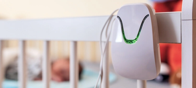 Czy monitor oddechu to wyrób medyczny? Na co zwrócić uwagę przed zakupem urządzenia Monitor oddechu zamontowany przy łóżeczku niemowlęcia