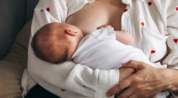 Nawał pokarmu – przystawianie dziecka do piersi podczas karmienia