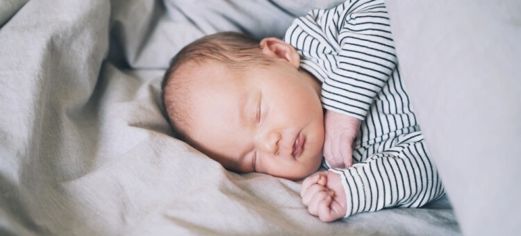 Jak działa monitor oddechu dla niemowląt i co dokładnie wykrywa? Śpiące niemowlę w łóżeczku – bezpieczny sen dziecka i monitorowanie oddechu