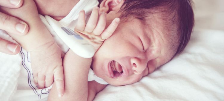 Chore niemowlę ma mierzoną temperaturę ciała