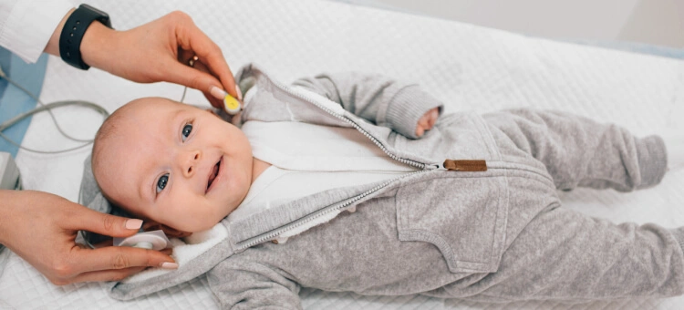 Badanie słuchu u noworodka w gabinecie lekarskim – przesiewowe badanie słuchu u niemowlęcia