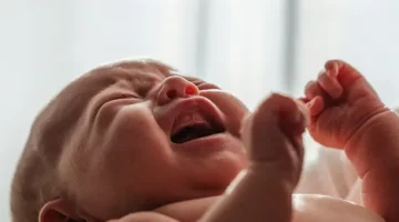 Zbliżenie płaczącego noworodka