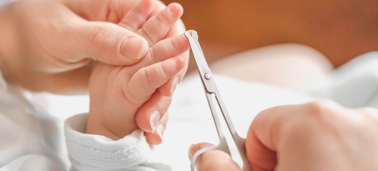 Obcinanie paznokci u malutkich paluszków dziecka