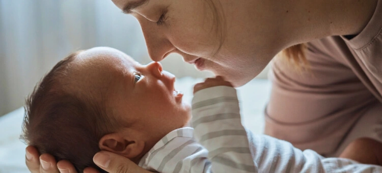 Noworodek reagujący na głos mamy – rozwój słuchu u niemowlęcia