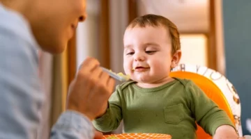 Mama karmiąca łyżeczką niejadka