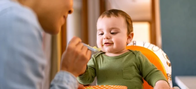 Mama karmiąca łyżeczką niejadka