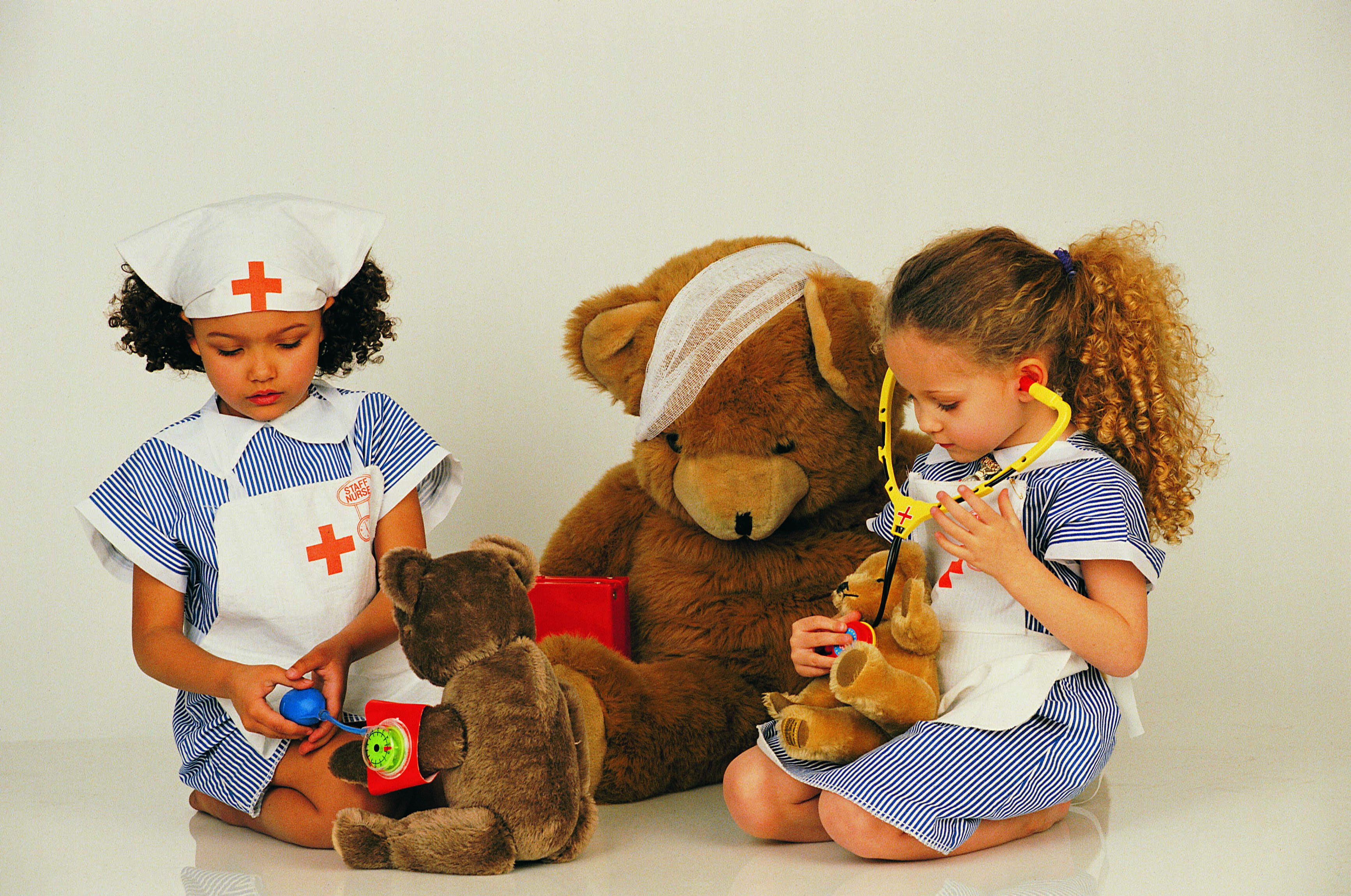 Дети играют в врача. Игрушки для детей. Мягкие игрушки для детей. Дети играют в доктора. Игрушки картинки для детей.