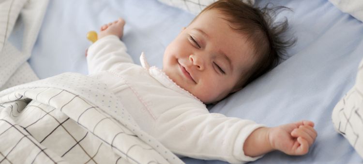 Uśmiechnięte śpiące dziecko
