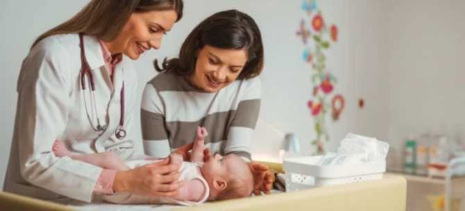 Noworodek badany przez panią doktor pediatrę