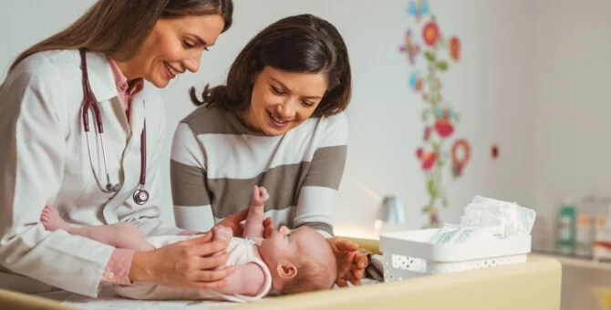 Noworodek badany przez panią doktor pediatrę