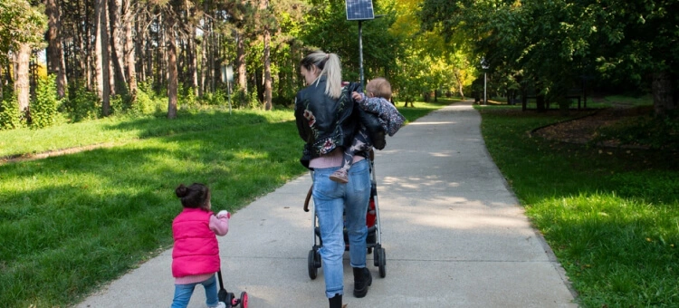 Opiekunka na spacerze z dziećmi