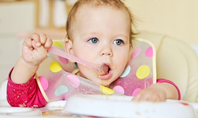 7-miesięczne dziecko jedzące posiłek