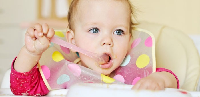 7-miesięczne dziecko jedzące posiłek