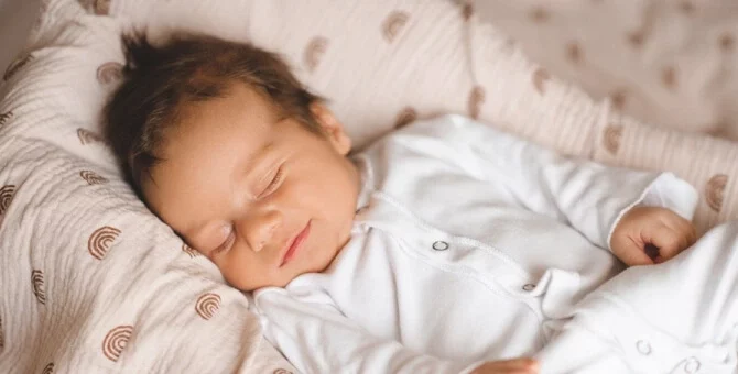 Niemowlę śpiące w kokonie niemowlęcym