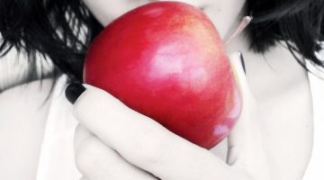 kobieta z zespołem jelita drażliwego jedząca jabłko